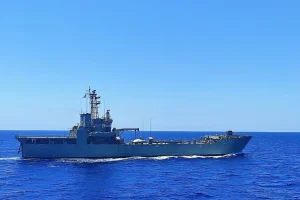 Μεταναστευτικό: Σε ετοιμότητα αρματαγωγό του Ναυτικού να μεταφέρει υλικά για εγκατάσταση κλειστής δομής στην Κρήτη