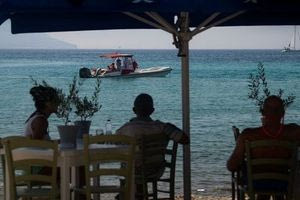 Τουρίστες στην Κρήτη: Τους περιμένουν στις ταβέρνες, μαγειρεύουν στα δωμάτια