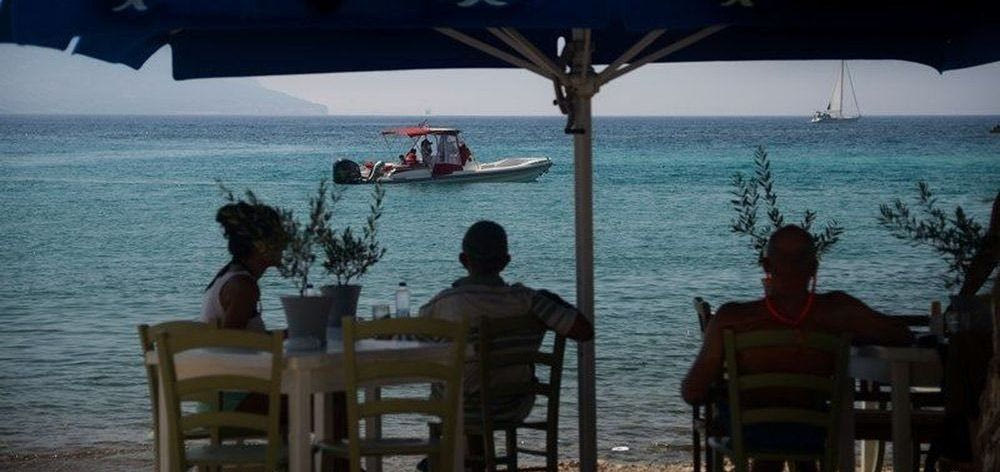 Τουρίστες στην Κρήτη: Τους περιμένουν στις ταβέρνες, μαγειρεύουν στα δωμάτια