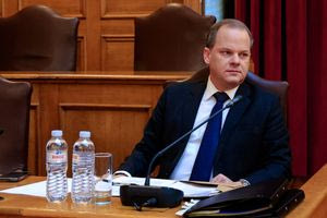 Αθωώνουν τον Καραμανλή πριν ακόμα δικαστεί…Οι νέες κοινοβουλευτικές δοκιμασίες του Κυριάκου και η «Πλεύση» που…τραγουδά «γεννήθηκα στην Κιβωτό μαζί με τ’ άλλα ζώα…»