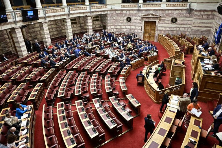 Βουλή: Σε υψηλούς τόνους η συζήτηση για την παραπομπή Καραμανλή – Κόντρες, αποχωρήσεις και παραπομπή Κωνσταντοπούλου στην Επιτροπή Δεοντολογίας