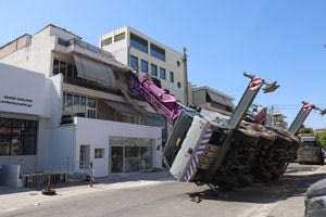 Πως έγινε το ατύχημα με το γερανοφόρο στο Περιστέρι – Στο νοσοκομείο ο χειριστής του