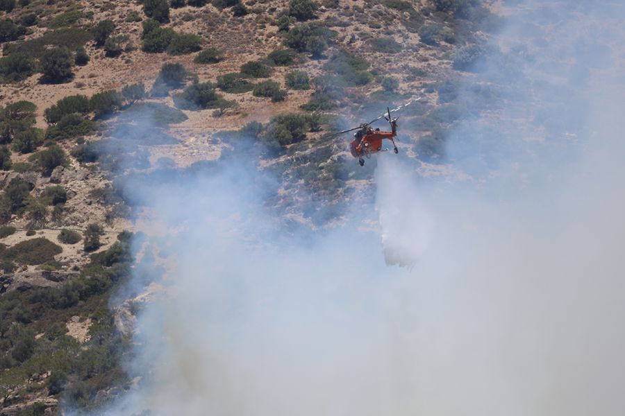 Φωτιά στην Ιεράπετρα: Εξασθένησαν οι άνεμοι αλλά ο κίνδυνος για αναζωπυρώσεις παραμένει