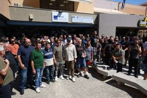 Ψηφιακό πελατολόγιο: Απεργία και διαμαρτυρία έξω από τη ΔΟΥ Ηρακλείου (φωτογραφίες & βίντεο)