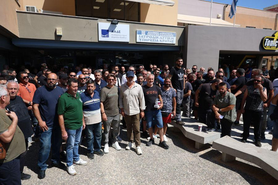 Ψηφιακό πελατολόγιο: Απεργία και διαμαρτυρία έξω από τη ΔΟΥ Ηρακλείου (φωτογραφίες & βίντεο)