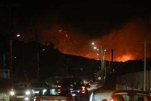 Δραματική η κατάσταση σε Αγία Φωτιά, Φέρμα και Αχλιά – Κάηκαν σπίτια, εκκενώθηκαν ξενοδοχεία