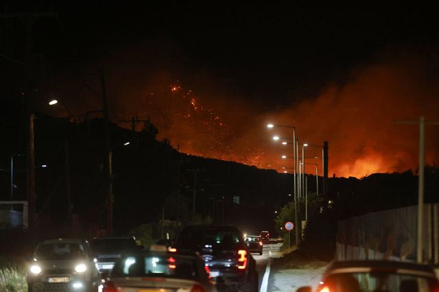 Δραματική η κατάσταση σε Αγία Φωτιά, Φέρμα και Αχλιά – Κάηκαν σπίτια, εκκενώθηκαν ξενοδοχεία