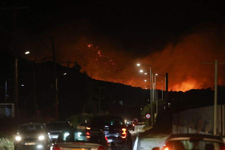 Δραματική η κατάσταση σε Αγία Φωτιά, Φέρμα και Αχλιά – Κάηκαν σπίτια, εκκενώθηκαν ξενοδοχεία