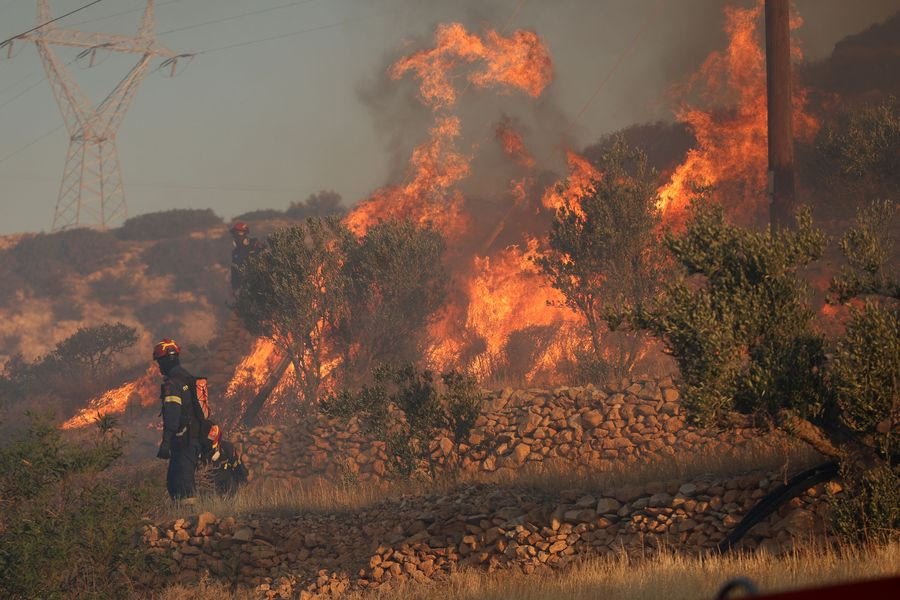 Aναζωπύρωση της φωτιάς στην Ιεράπετρα – Νέο μήνυμα από το 112 για εκκένωση τεσσάρων οικισμών