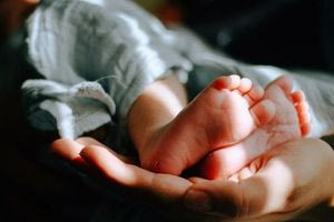 Αγρίνιο: Πώς ο πατέρας παρέσυρε και σκότωσε την δύο ετών κόρη του – Έγκυος στο δεύτερο παιδί η μητέρα