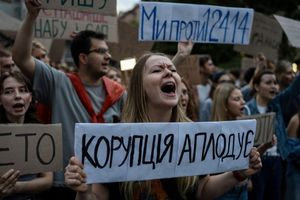 Ουκρανία: Ο Ζελένσκι θέτει υπο κηδεμονία τις ανεξάρτητες αρχές και προκαλεί ογκώδεις διαδηλώσεις