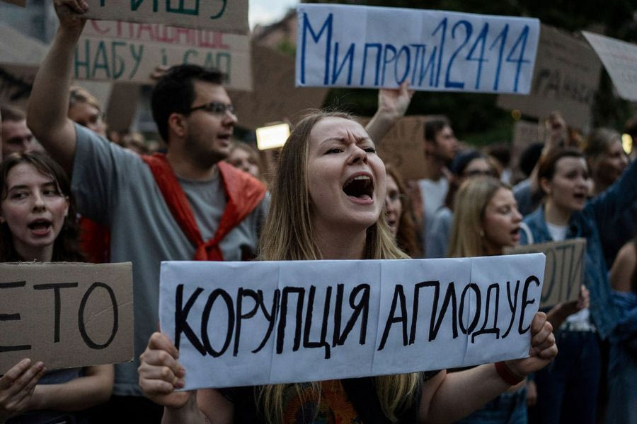 Ουκρανία: Ο Ζελένσκι θέτει υπο κηδεμονία τις ανεξάρτητες αρχές και προκαλεί ογκώδεις διαδηλώσεις