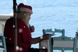 Ο Άγιος Βασίλης κάνει τις διακοπές του… στη Νάξο – Ατάραχος και κεφάτος – Βίντεο