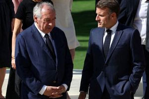 Γαλλία: Από μια κλωστή κρέμεται η κυβέρνηση Μπαϊρού