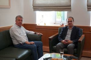 Συνάντηση Αρναουτάκη με Μαρινάκη ενόψει της αυριανής σύσκεψης στο Υπουργείο Μετανάστευσης και Ασύλου