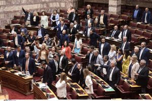 Τα Ιουλιανά ταιριάζουν στον Μητσοτάκη! Στιγμές από το ζοφερό 1965 θύμισε το Κοινοβούλιο με το Πραξικόπημα του Κυριάκου, ο οποίος έχει χάσει τον έλεγχο της Κ.Ο.