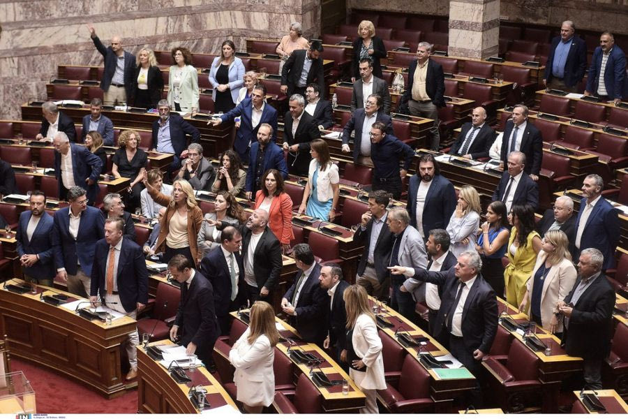 Τα Ιουλιανά ταιριάζουν στον Μητσοτάκη! Στιγμές από το ζοφερό 1965 θύμισε το Κοινοβούλιο με το Πραξικόπημα του Κυριάκου, ο οποίος έχει χάσει τον έλεγχο της Κ.Ο.