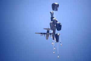 Γάζα: Αεροσκάφη C-130 από Ιορδανία και ΗΑΕ έριξαν 25 τόνους βοήθειας