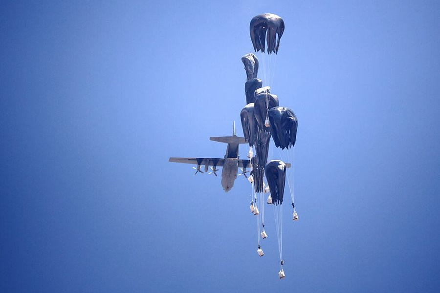Γάζα: Αεροσκάφη C-130 από Ιορδανία και ΗΑΕ έριξαν 25 τόνους βοήθειας