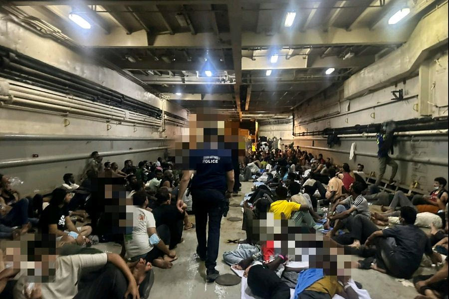 Απάνθρωπες συνθήκες στη μεταγωγή μεταναστών – Τι καταγγέλλουν αστυνομικοί