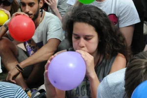 Όταν το «μπαλόνι γέλιου» σου «κόβει» το γέλιο και σε οδηγεί στα Επείγοντα