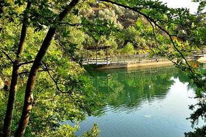 Επτά χωριά της Κρήτης που προσφέρονται για δροσερές αποδράσεις με πλατάνια, πηγές και ποταμάκια