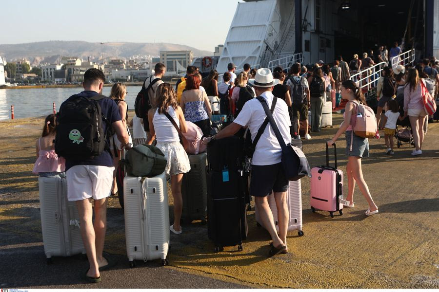 Με πληρότητα 100% αναχωρούν τα πλοία για τα νησιά – Αυξημένο το κόστος των διακοπών