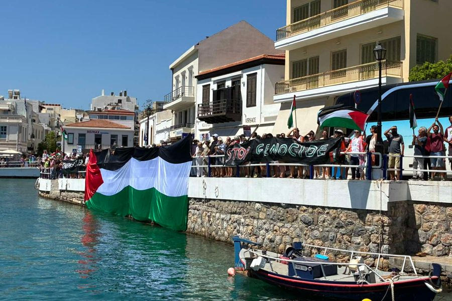 Με συνθήματα και σημαίες υποδέχτηκαν το κρουαζιερόπλοιο «Crown Iris» – Μικροεντάσεις και τρεις προσαγωγές (Video – φωτογραφίες)