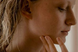 Τέσσερις συνήθειες που ίσως ευθύνονται για την εμφάνιση ακμής στην επιδερμίδα σας