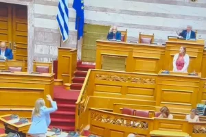 «Ντροπή σου, έχουμε μια αξιοπρέπεια»: Ξέσπασε η Χριστίνα Αλεξοπούλου κατά της Ζωής Κωνσταντοπούλου στη Βουλή