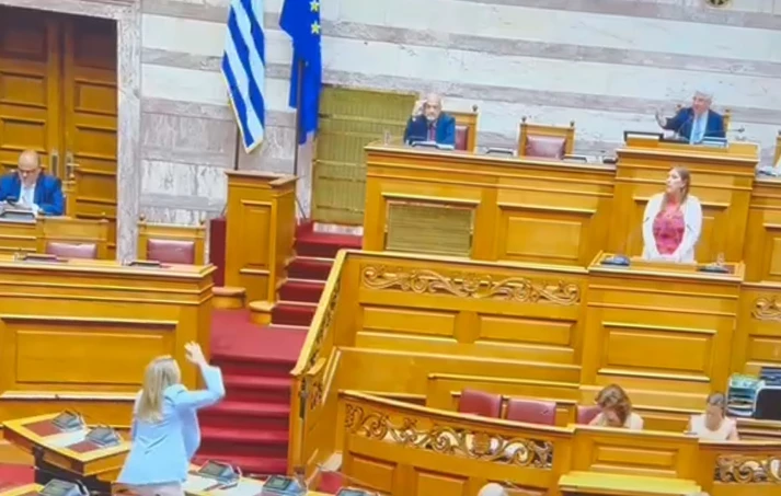 «Ντροπή σου, έχουμε μια αξιοπρέπεια»: Ξέσπασε η Χριστίνα Αλεξοπούλου κατά της Ζωής Κωνσταντοπούλου στη Βουλή