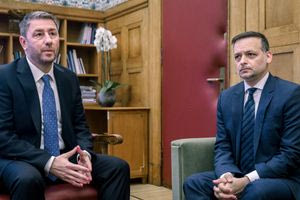 ΠΑΣΟΚ: Με δύο γραμμές στα μέτρα για το μεταναστευτικό – «Παρών» ο Ανδρουλάκης, «όχι» ο Δούκας