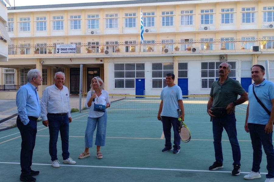 Ανοιχτές Αυλές – Ανοιχτά Σχολεία: Στο 3ο και 8ο ΓΕΛ Ηρακλείου ο Αλέξης Καλοκαιρινός