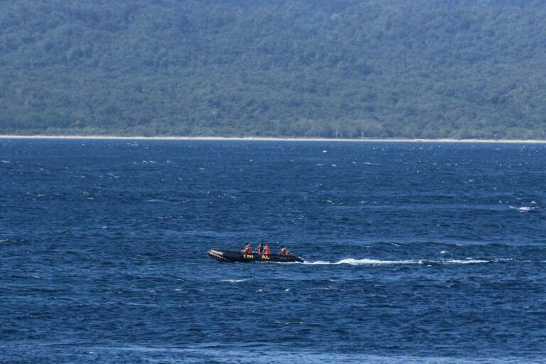 Ινδονησία: Έξι νεκροί και 30 αγνοούμενοι από τη βύθιση φεριμπότ στο Μπαλί