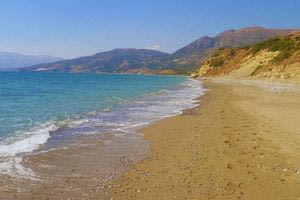 Αρμενόπετρα, η παραλία της Κρήτης που αντιστέκεται στο μαζικό τουρισμό