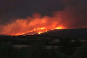 Μαίνεται η φωτιά έξω από την Άσσηρο Θεσσαλονίκης