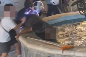 Νεαρός πετά άστεγο άνδρα σε σιντριβάνι στη Ρόδο -Οργή για την αδιανόητη κίνηση – Βίντεο-σοκ