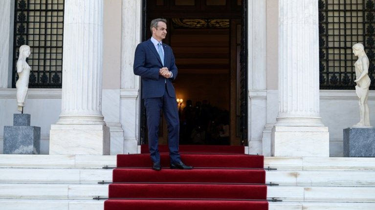 “Καύσωνας” σκανδάλων προκαλεί…ηλίαση στο Μαξίμου! Μείον το…ταμείο της ΝΔ,  με τα σενάρια για τη μετα-Κυριάκου εποχή να δίνουν και να παίρνουν!