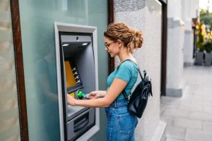 Θύελλα αντιδράσεων για τις χρεώσεις σε ΑΤΜ που παραχώρησε η Πειραιώς