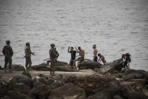 Ισπανία: 54 παιδιά κολύμπησαν από το Μαρόκο στον ισπανικό θύλακα Θέουτα