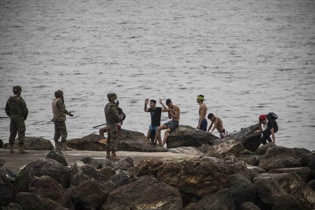 Ισπανία: 54 παιδιά κολύμπησαν από το Μαρόκο στον ισπανικό θύλακα Θέουτα
