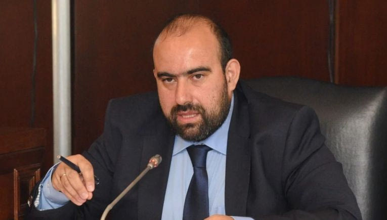 Δεν άντεξε ο Δήμαρχος – Έπεσε λιπόθυμος στην προσπάθεια κατάσβεσης της φωτιάς