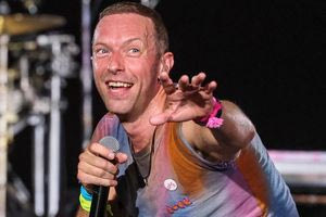 Κρις Μάρτιν: Άθελά του αποκάλυψε τον εξωσυζυγικό δεσμό γνωστού CEO με υπάλληλό του