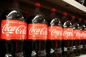Η Coca-Cola λανσάρει από το φθινόπωρο νέο αναψυκτικό με ζάχαρη από ζαχαροκάλαμο μετά τις πιέσεις Τραμπ