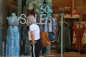 Αρχίζουν αύριο οι θερινές εκπτώσεις – Ποια Κυριακή θα λειτουργήσουν τα καταστήματα προαιρετικά