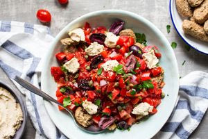 Δροσιά και γεύση από την Κρήτη: Εύκολες καλοκαιρινές σαλάτες με άρωμα παράδοσης