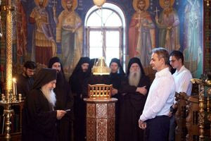 Κυριάκος Μητσοτάκης: Στη θεία λειτουργία της Ιεράς Μονής Σίμωνος Πέτρας με τον γιο του