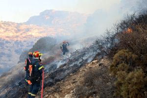 Μάχη με διάσπαρτες εστίες στην Ιεράπετρα – Ήρθαν ενισχύσεις από την Αττική