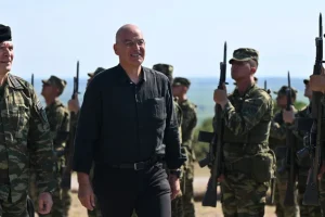 Καταργείται η θητεία σε Αεροπορία και Ναυτικό, όλοι στον Στρατό Ξηράς από το 2026 – Τι θα ανακοινώσει ο Δένδιας