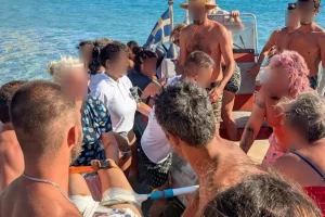 Δονούσα: Ομπρέλα καρφώθηκε στο πόδι τουρίστριας – Αυτοσχέδια επιχείρηση διάσωσης στην παραλία